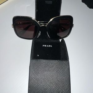 Prada sunglasses in good condition !!